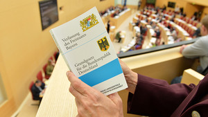 Bayerische Verfassung und Grundgesetz der Bundesrepublik Deutschland | Foto: Rolf Poss